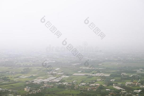 忽视农田和街景画从戚薇山采用搜索