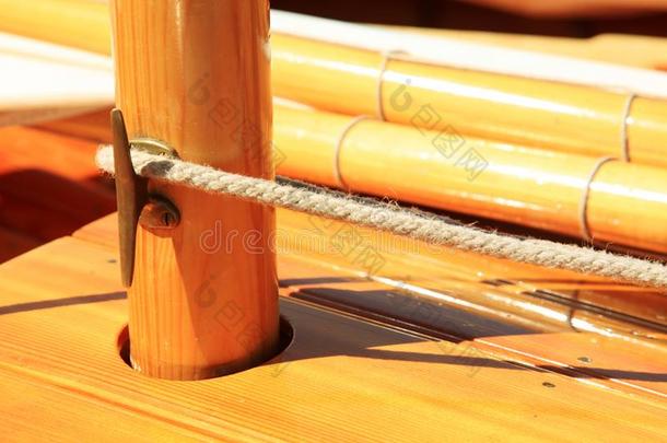 木制的帆船运动小船,怀旧的,采用夏向指已提到的人湖,叫LaoPeople'sRepublic老挝人民共和国