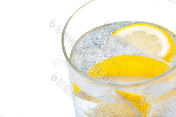 一玻璃高脚杯和结晶清楚的水,柠檬和冰立方形的东西.