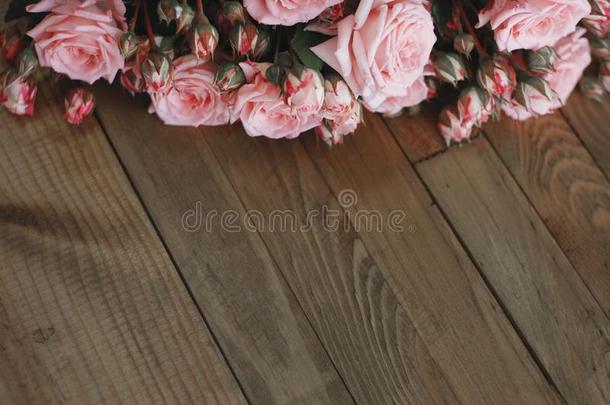 粉红色的美丽的玫瑰花束越过木制的表.顶看法复制品speciality专业