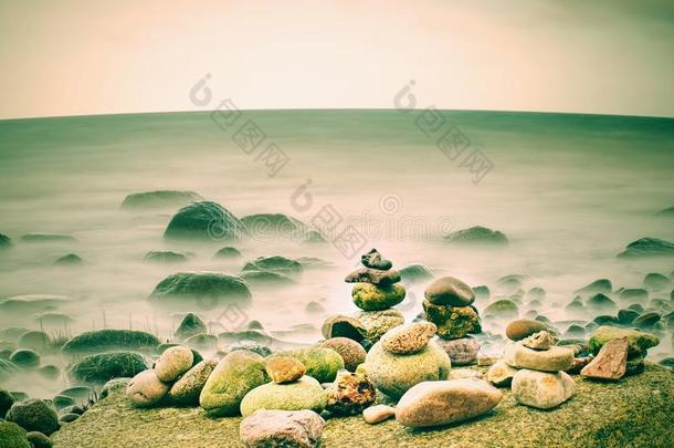 和平的早晨海水平和石头采用和平的海水平.圆周率