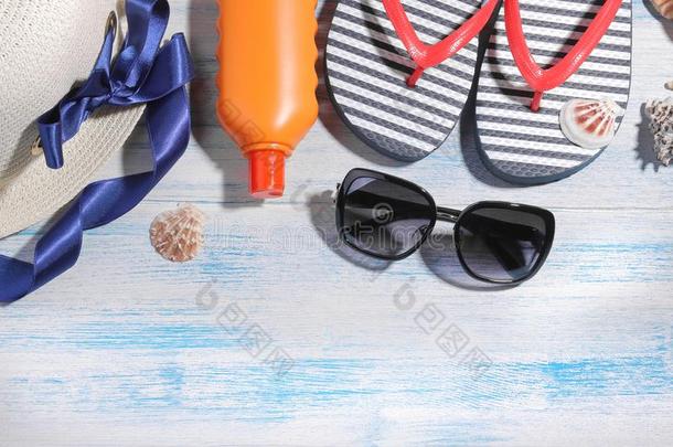 海滩附件.夏帽子和小薄片,乳霜,眼镜和Sweden瑞典