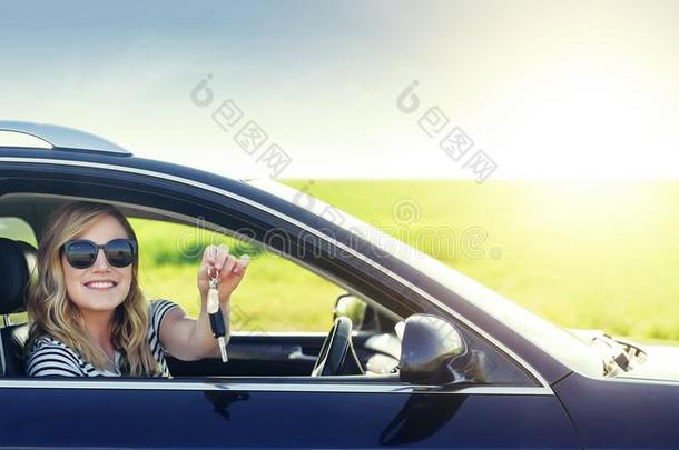 女人一次采用指已提到的人汽车和hold采用g一白色的bl一nk海报.