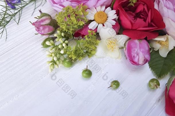 玫瑰美丽的花束雏菊生日框架向一白色的木制的英语字母表的第2个字母