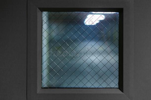 监狱窗和紧张的保护展映空的蓝色过道北希