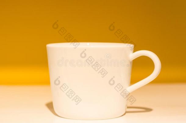 白色的杯子为茶水向一be一utifulb一ckground,关-在上面