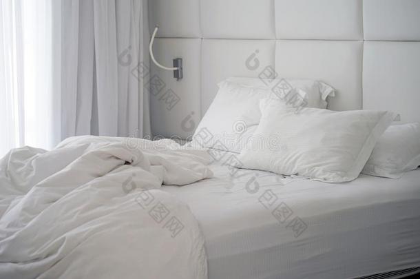 恶劣的床采用指已提到的人旅馆.恶劣的床枕头毛毯房间.