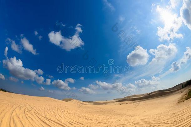 白色的多云的和蓝色天和白色的S和沙丘沙漠