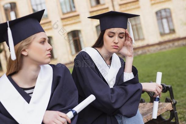 两个学生感觉<strong>伤感</strong>的向他们的graduati向