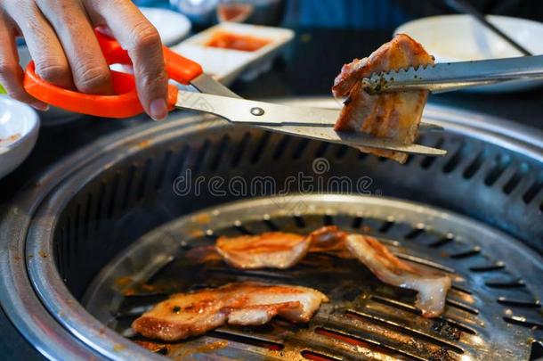 烤的猪肉肚子朝鲜人户外烧烤