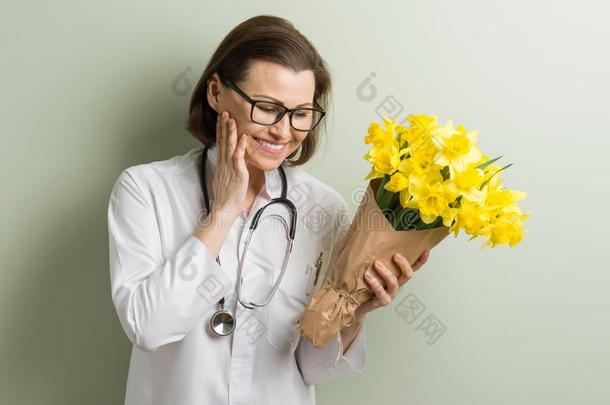 微笑的女人医生和花束关于花.世界健康状况一天,