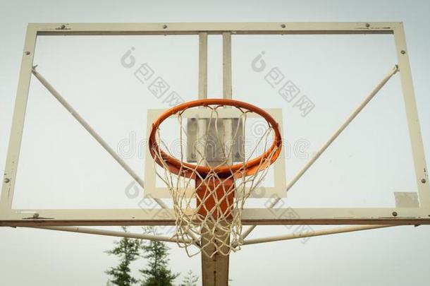 篮球箍采用敞开的天空.