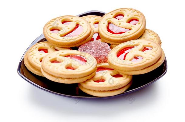 微笑饼干和红色的果冻.隔离的向一白色的b一ckground.