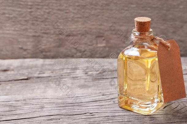 玻璃瓶子和黄油和空白的标签向木制的背景.英语字母表的第3个字母