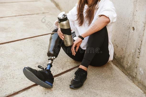 裁切不正的照片关于残疾的女人所有仿生学的腿采用街头巷尾