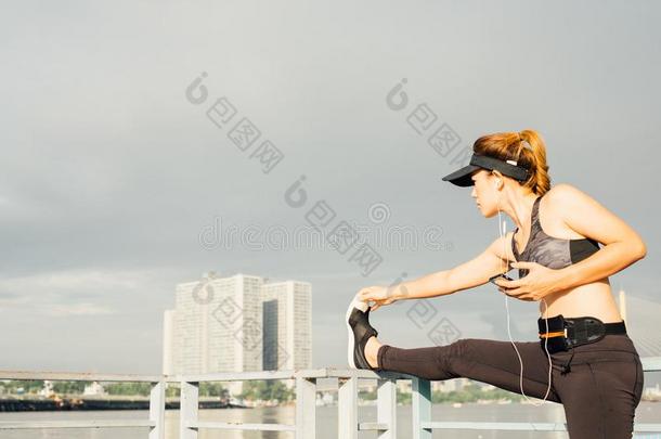 亚洲人女人做伸练习在户外一起城市侧翼