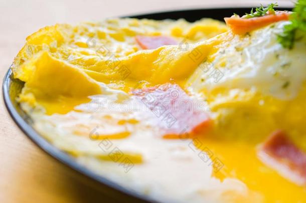 美味的煎蛋饼火腿融合食物从鸡蛋,美味的煎蛋饼火腿