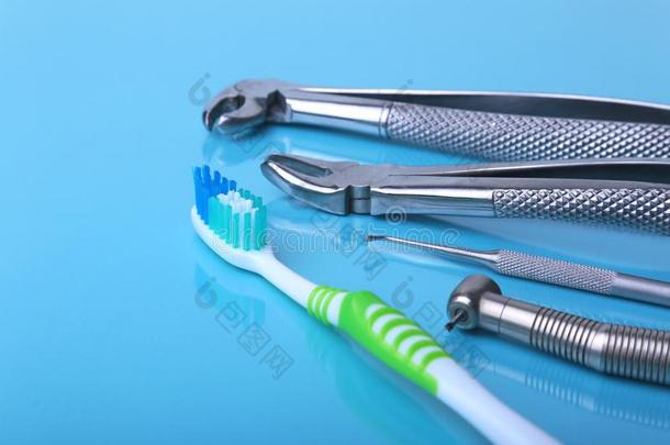 牙齿的关心牙刷和牙科医生工具向镜子背景
