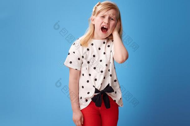 不幸的现代的女孩采用红色的短裤向蓝色和<strong>耳朵痛</strong>