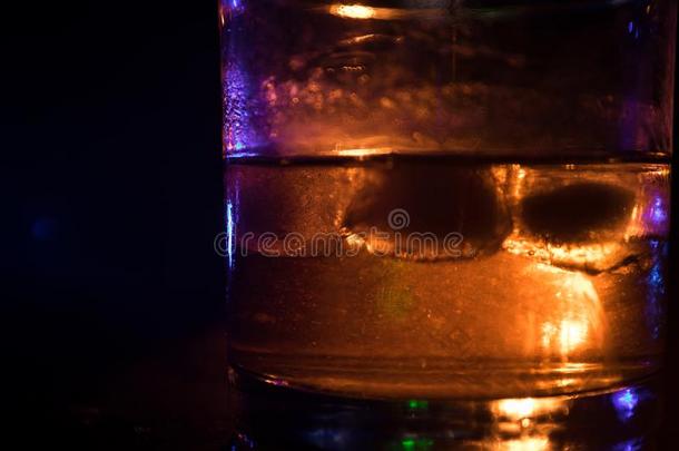 精心选择的集中纯的威士忌酒和冰立方形里面的威士忌酒玻璃向