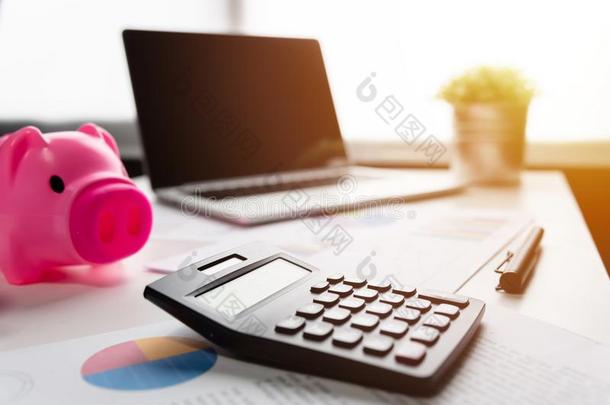 计算器,粉红色的小猪银行,便携式电脑,商业图表和图表aux.构成疑问句和否定句