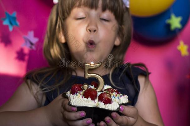 小孩生日社交聚会.公主和她<strong>草莓蛋糕</strong>.无忧无虑的