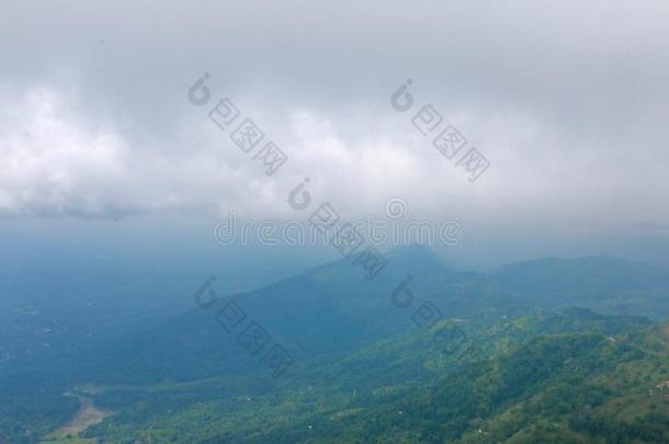 山和天和蓝色背景