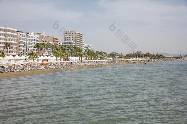 塞浦路斯,拉纳卡.许多-楼层建筑物,沙的海滩,蓝色海一