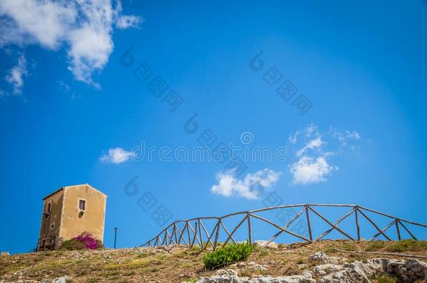 西西里岛,<strong>意大利</strong>.老的<strong>房屋</strong>和紫色的花采用锡拉库扎.