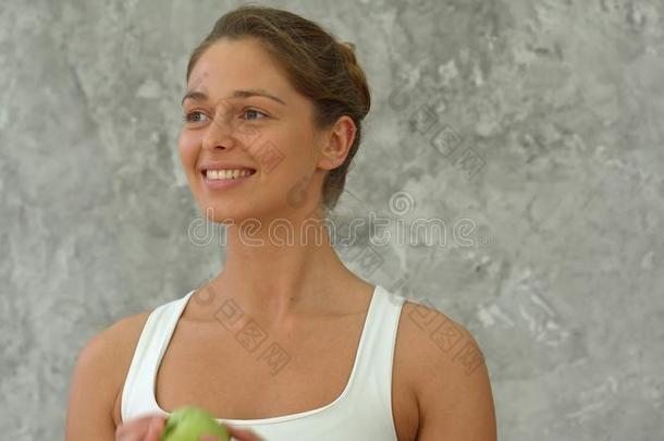 肖像关于健康的女人和苹果,讲话和微笑的