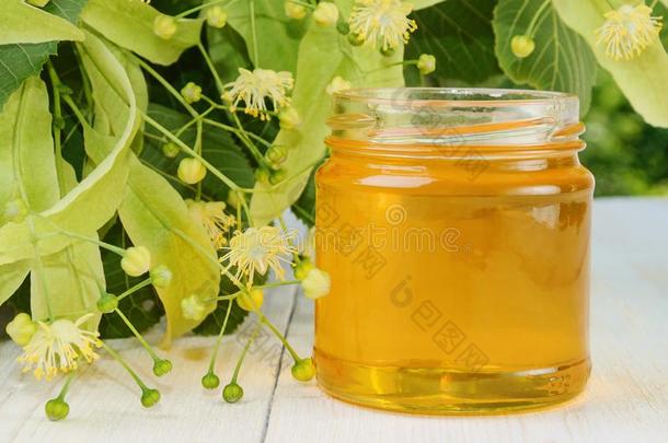 罐子关于菩提树蜂蜜和开花菩提树向木制的表