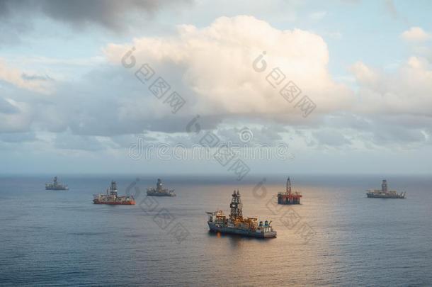海上的油台和气体钻井船