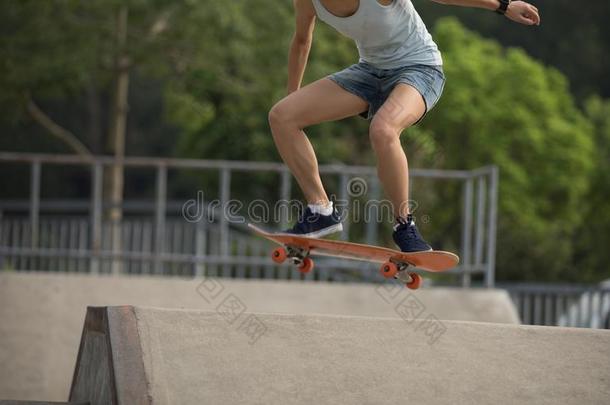滑板运动员滑板运动向滑板运动场地土堤斜坡