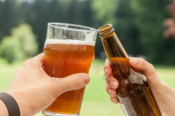 int.举杯敬酒的用语玻璃和瓶子关于啤酒