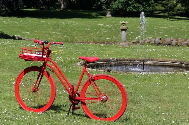 一红色的自行车采用指已提到的人城堡公园采用前面关于指已提到的人founta采用