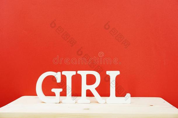 女孩单词文学和空间复制品向红色的背景
