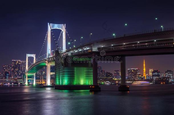 东京地平线和彩虹桥和东京塔.东京,黑色亮漆