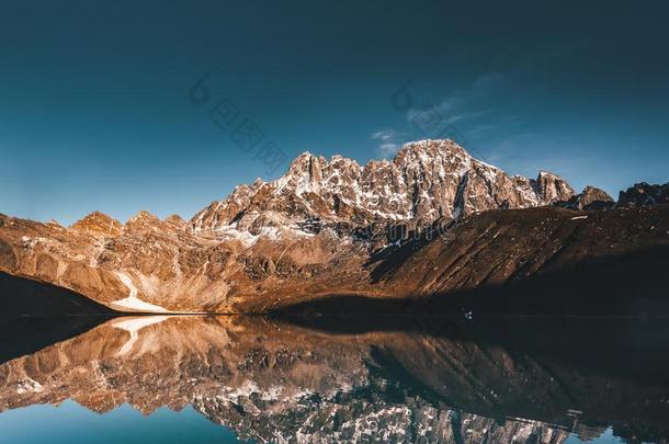 戈奇湖向指已提到的人喜马拉雅山脉山背景.