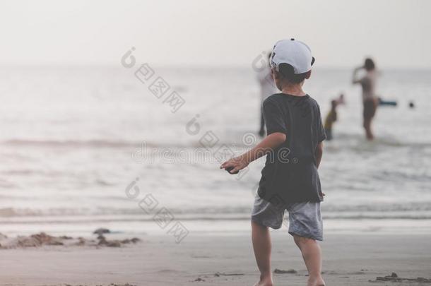 小的小孩跑步向沙海滩