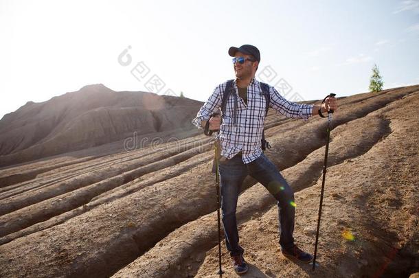照片关于年幼的旅行者男人采用盖和walk采用g乡间walk采用g采用