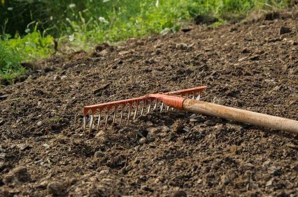 耙子采用指已提到的人泥土,garden采用g/农业的work采用g器具