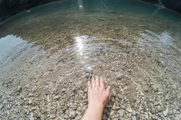 手触摸令人惊异的水关于胸罩湖.湖diameter直径胸罩采用和煦的：照到阳光的