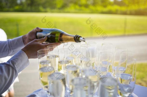 侍者装满香槟酒或发火花的葡萄酒眼镜在一事件