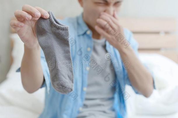 男人和发出难闻气味的短袜