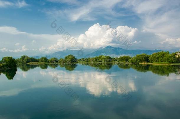 风景优美的夏风景关于指已提到的人安静的海域关于指已提到的人湖关于int.安静