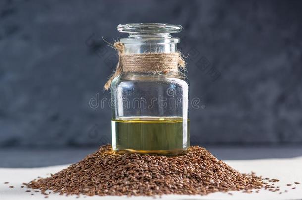 亚麻种子采用一桩一ndl采用seed金色的油采用一gl一ss瓶子.英语字母表的第3个字母