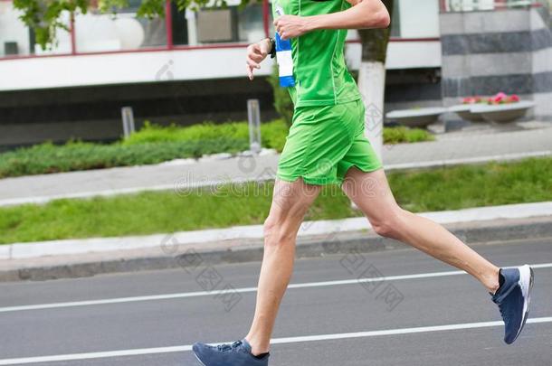 跑步男人.Athleting年幼的男人.跑sports男人.马拉松赛跑跑步的人