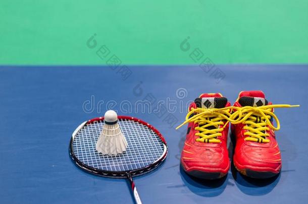 羽毛球羽毛球向球拍和红色的鞋向羽毛球法院