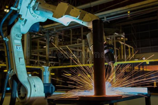 工业的机器人是（be的三单形式焊接法自动的部分采用工厂