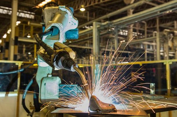 工业的机器人是（be的三单形式焊接法自动的部分采用工厂